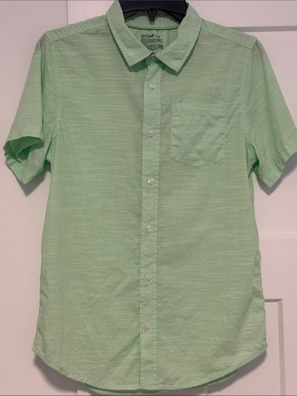 Light Green Short-Sleeve Button-Up Shirt. XL14
ptp 18.5” length 27”